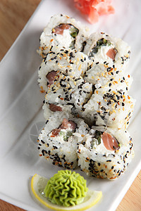 新鲜而美味的寿司鳗鱼盘子桌子海藻文化午餐厨房食物餐厅熏制图片