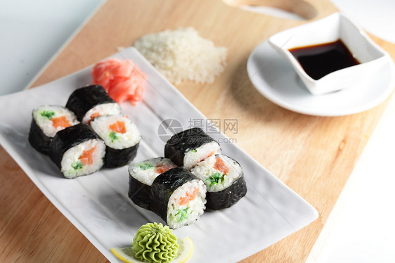 新鲜而美味的寿司木头桌子厨房房子海藻鳗鱼午餐食物餐厅熏制图片