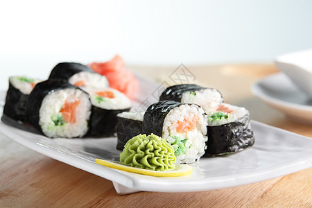 新鲜而美味的寿司房子餐厅厨房文化海藻盘子柠檬食物木头午餐图片