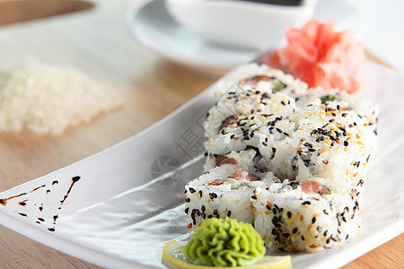 新鲜而美味的寿司厨房熏制文化海鲜木头海藻餐厅鱼片鳗鱼盘子图片