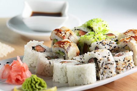 新鲜而美味的寿司鱼片木头鳗鱼海藻文化海鲜柠檬厨房桌子餐厅图片