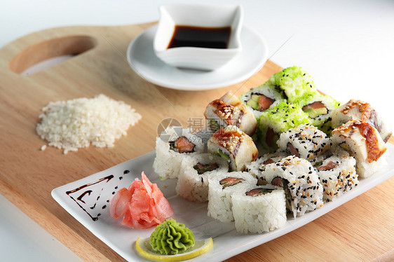 新鲜而美味的寿司餐厅盘子海鲜木头桌子文化午餐鳗鱼厨房食物图片