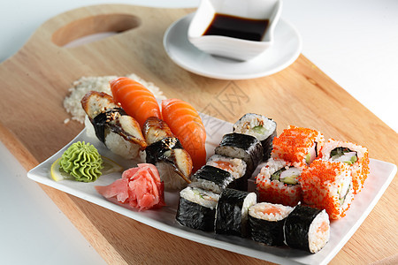 新鲜而美味的寿司文化桌子鱼片餐厅食物海藻午餐柠檬厨房盘子图片