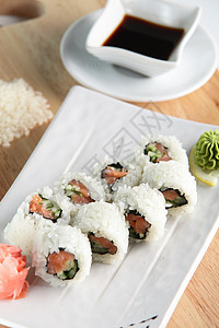 新鲜而美味的寿司文化桌子海藻熏制海鲜盘子柠檬午餐厨房鳗鱼图片