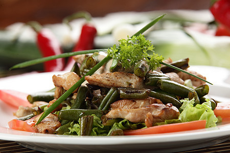 白菜中美味沙拉厨房蔬菜绿色盘子白色饮食美食木头桌子胡椒图片