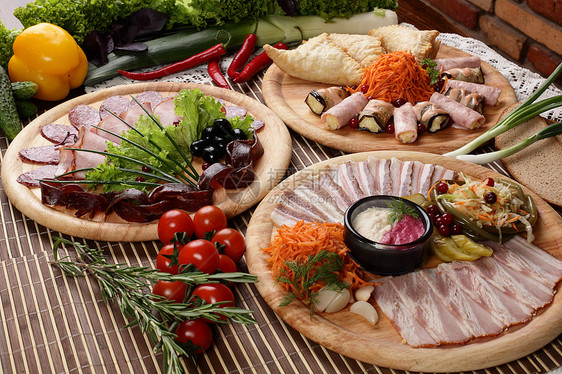 肉类和蔬菜桌子木板洋葱猪肉食物浆果香菜厨房房子胡椒图片
