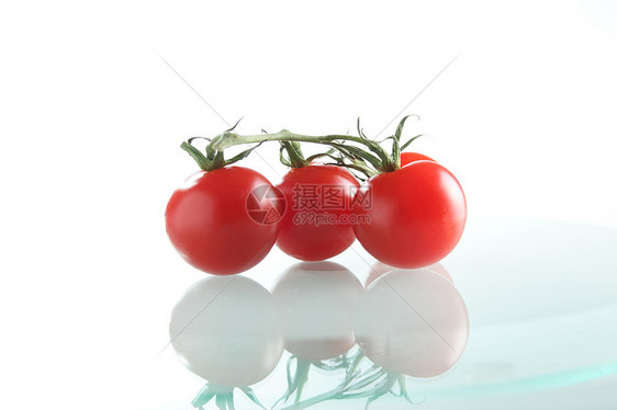 三个新鲜的西红柿镜子生产食物花园白色营养沙拉团体藤蔓植物图片