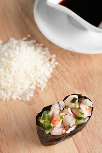 苦果和美味的寿司白色盘子海藻文化食物午餐海鲜美食绿色餐厅图片