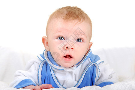惊讶的婴儿男孩宝贝蓝色眼睛金发童年说谎幸福男生男性毯子图片