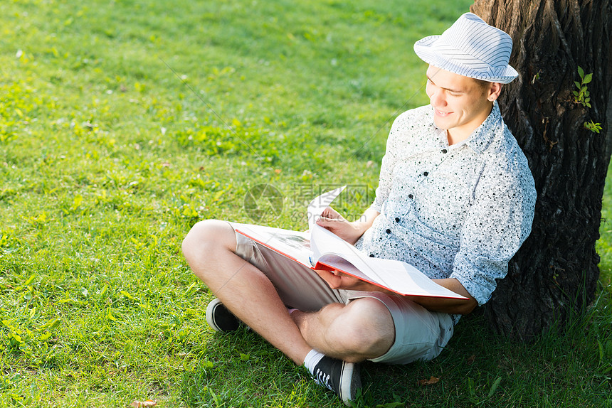 年轻人在读一本书中学大学公园眼镜班级青年男性闲暇学士学校图片
