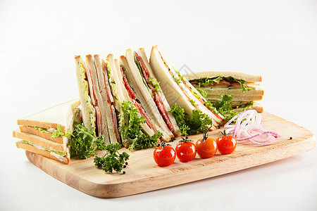 木制桌子上不同的三明治香肠洋葱食物面包沙拉早餐午餐餐饮小吃黄瓜图片