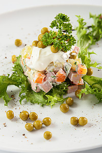 白色背景的清夏沙拉叶子绿色胸部餐厅食物维生素菜单美食沙拉香肠图片