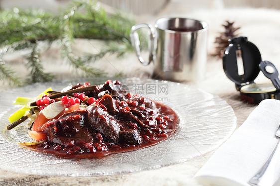 烤肉在透明菜盘上盘子午餐鱼片用餐蔬菜牛肉牛扒白色烹饪沙拉图片