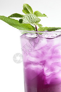 白色背景的新鲜鸡尾酒饮料立方体薄荷酒吧果汁大都会液体热带水果紫色图片