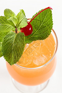 白色背景的新鲜鸡尾酒热带酒吧果汁派对橙子玻璃浆果大都会液体薄荷图片