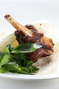 白盘上烤肉营养餐厅沙拉牛扒牛肉午餐烧烤白色蔬菜鱼片图片
