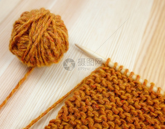 缝衣针织和橙色羊毛图片