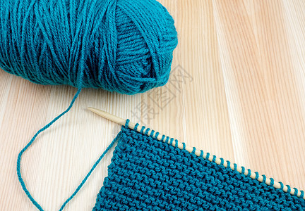 蓝色的羊毛球和针织图片