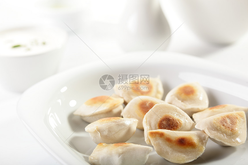 菜盘上的热子食物蔬菜水饺奢华午餐汽船小吃盘子白色贴纸图片