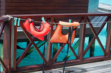救生衣挂在衣绳上游泳热带救生圈海洋假期安全抢救背景图片