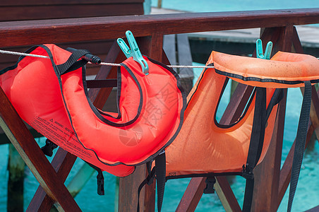 救生衣挂在衣绳上假期海洋救生圈安全抢救热带游泳背景图片