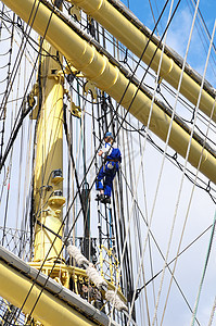 Craner 起落杆海洋码头港口桅杆血管蓝色木头商业游艇起重机图片