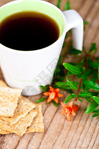 早餐时茶杯和饼干面包茶点谷物液体植物糕点乡村蛋糕木头食物图片