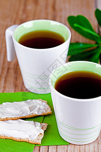 芝士奶油两杯茶和两杯奶油奶酪饼干谷物餐巾早餐杯子甜点液体小吃面包脆皮乡村背景