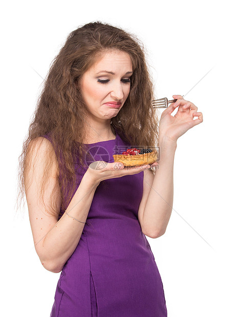 女人享受蛋糕糕点黑发甜点水果垃圾早餐女性思考情绪浆果图片
