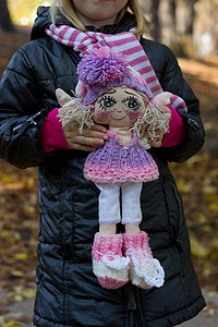 带洋娃娃的小女孩乐趣玩具儿童粉色抹布孩子场地公园越野车手工图片