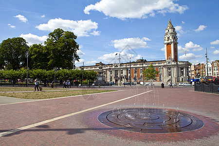 伦敦布赖斯顿的Windrush广场和Lambeth市政厅图片