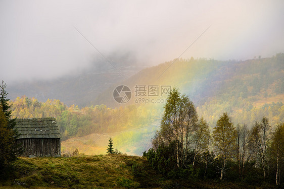 古旧的花棚和彩虹图片