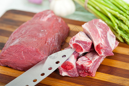 生牛肉和猪排肌肉木板猪肉食物鱼片屠夫木头腰部牛扒印章图片