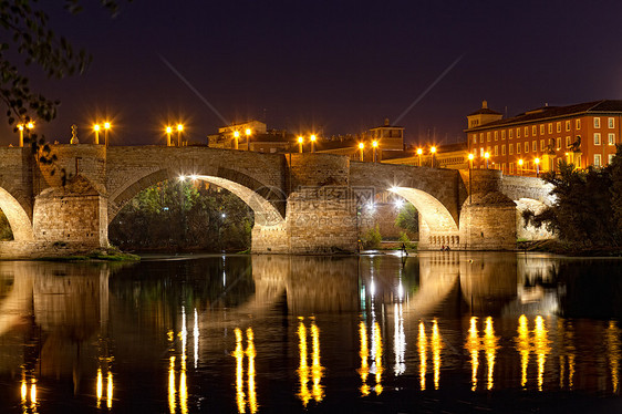 穿越西班牙萨拉戈萨的埃布罗河的旧石桥图片
