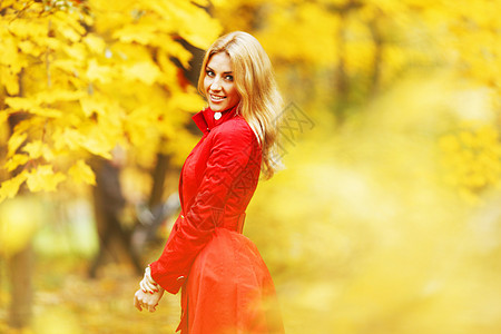 秋天公园的女人快乐黄色女孩外套公园金发女性叶子树叶森林图片