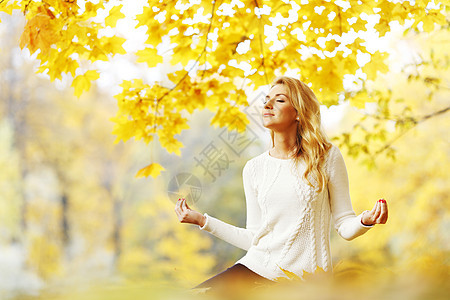 秋天公园的妇女冥想公园叶子娱乐黄色森林瑜伽女士女性女孩图片