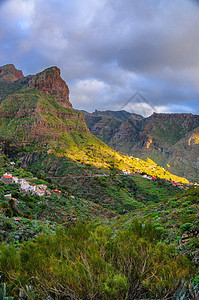 C区Masca村附近Tenerife西北山区日落岩石建筑宽慰棕榈海洋植被火山蓝色阳光射线图片