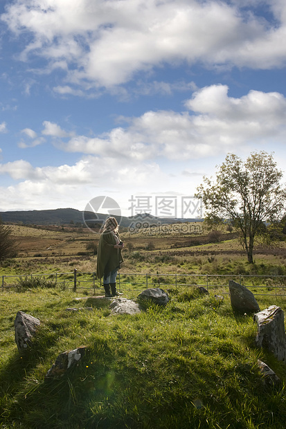 在县Donegal县石环的女游客图片