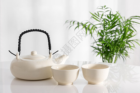 陶瓷茶壶和桌上的杯子图片