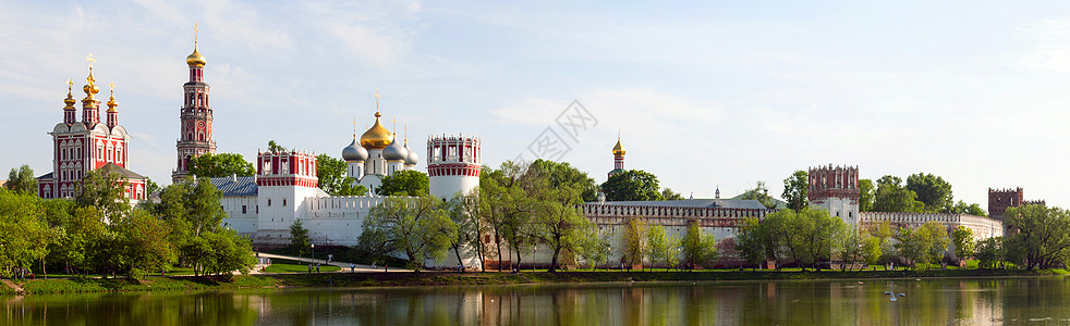 教堂顶Novodevichy女修道院建筑物蓝色崇拜新圣女池塘穹顶纪念碑游客金子宗教背景
