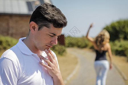 男人不开心 女人生气 争吵后离开图片