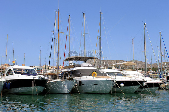 在Alcudia港停泊的船只游艇港口蓝色天空运输船舶海岸线海洋图片