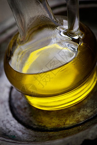 橄榄油和Basil植物饮食木头香料水果玻璃香气瓶子草药烹饪图片