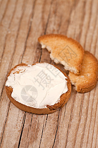 配奶油奶酪的零食饼干食物香葱烹饪面包点心小麦木头美食白色小吃图片