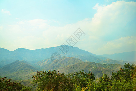 蓝天的山峰场地季节假期植物生态地平线蓝色天气风景山脉图片