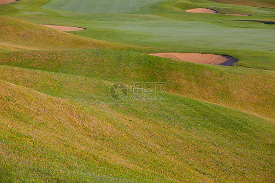 空高尔夫球场的夏天运动奢华爱好圆圈掩体绿色灌木丛球座竞赛高尔夫球图片