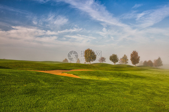 高尔夫球场的古典秋天风景推杆闲暇圆圈掩体运动爱好球座灌木丛俱乐部高尔夫球图片