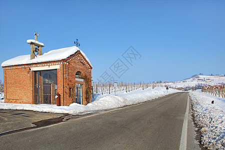 路边小教堂和雪地葡萄园 意大利皮德蒙特图片