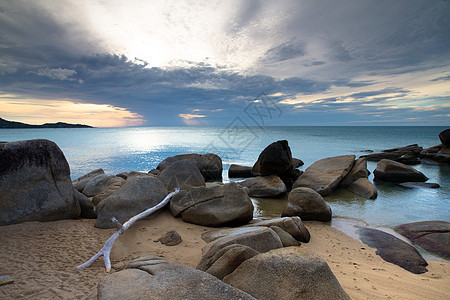 海面日落石头海景海滩紫色太阳假期蓝色季节晴天天气图片