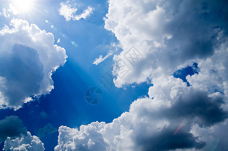 蓝蓝天空积雨环境气候阴霾云景天蓝色蓝色水分季节阳光图片